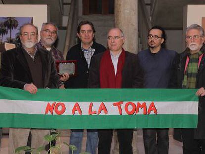 Representantes de Granada Abierta, en la presentaci&oacute;n de los actos contra la conmemoraci&oacute;n de La Toma.