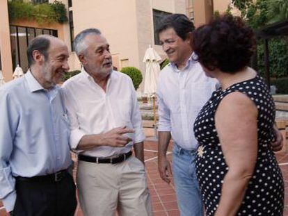 Rubalcaba, Gri&ntilde;&aacute;n, Javier Fern&aacute;ndez y Teresa Jim&eacute;nez, secretaria general en Granada, este viernes, en Granada.