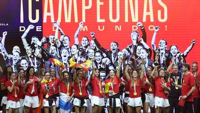 La selección española de fútbol femenino celebra su victoria en el Mundial de Australia y Nueva Zelanda, el 21 de agosto de 2023 en Madrid.