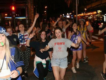 Fiesta de universitarios británcos por las calles de Salou.