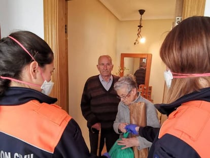 Voluntarios de Protección Civil hacen entrega de medicinas y alimentos.