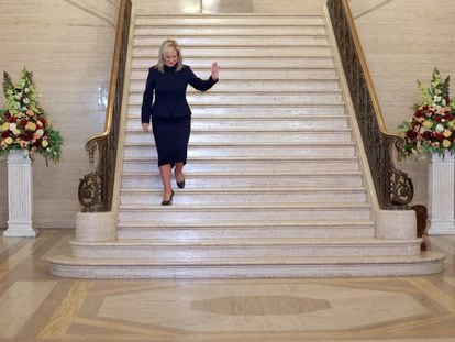 La nueva ministra principal de Irlanda del Norte, Michelle O'Neill, del Sinn Féin, baja las escaleras del Parlamento de Stormont (Belfast), el 3 de febrero.
