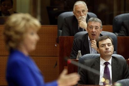 Tomás Gómez, Gregorio Gordo y Luis de Velasco (detrás), durante el debate.