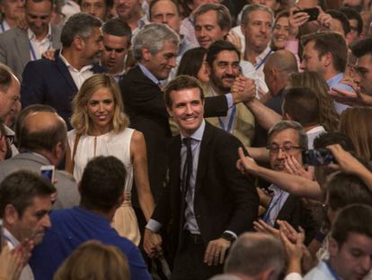 Pablo Casado junto a su esposa, Isabael Torres, tras ser proclamado presidente del PP, el pasado julio. 
