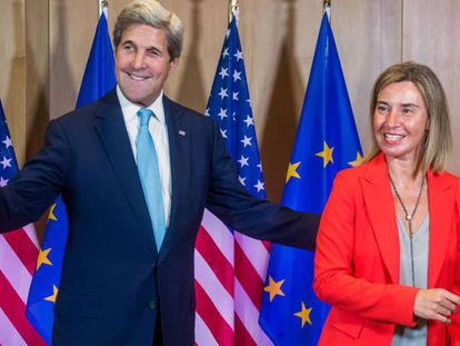 John Kerry y Federica Mogherin, este lunes en Bruselas.