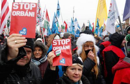 Manifestantes en Budapest protestan contra la reforma laboral de Orbán, el pasado 5 de enero.