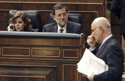 Rajoy y Santamar&iacute;a, tras Dur&aacute;n, que se dirige al atril del Congreso.