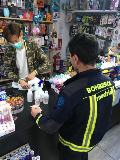 Un bombero compra material de protección en la tienda de la esquina.