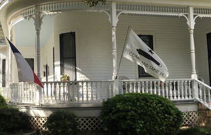 La bandera de 'come and take it' en una casa de Gonzales, Texas.
