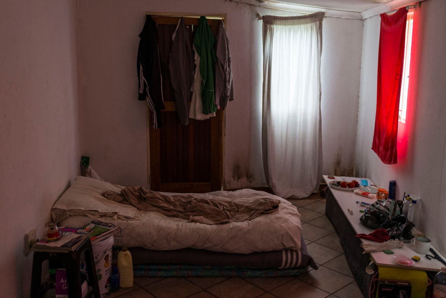 Una de las habitaciones del refugio donde varios migrantes congoleños están viviendo en Pretoria, Sudáfrica, el 18 de diciembre de 2020.
