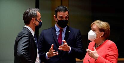 El primer ministro griego, Kyriakos Mitsotakis, el presidente de España, Pedro Sánchez, y la canciller alemana, Angela Merkel.