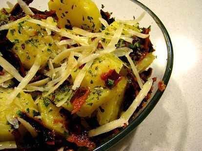 Ensalada de patatas y bacon con romero y limón