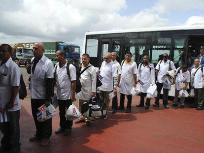 Los médicos cubanos llegan al aeropuerto de Monrovia.