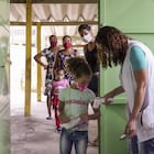 Las autoridades y expertos que defienden la reapertura argumentan que los centros de enseñanza deben ser “los últimos en cerrar las puertas y los primeros en abrirlas”. Italo Dutra, jefe de Educación de Unicef en Brasil, apoya ese lema. “Los niños son los menos infectados por el coronavirus y la ciencia demuestra que es posible, bajo varios protocolos, retomar de forma segura de las clases”, argumenta. Sin embargo, Dutra reconoce que el Ministerio de Educación y gran parte de las Secretarías de Educación de los Estados y municipios no han puesto en marcha medidas y protocolos para asegurar el regreso seguro.