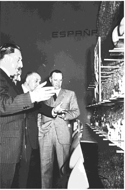 La delegación española durante la visita al pabellón español de la IX Triennale (1951), con el director de la DGRC, Juan Pablo Lojendio. 
