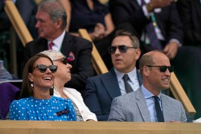 Kate Middleton es una figura habitual en las gradas de Wimbledon, el prestigioso torneo de tenis sobre hierba de Reino Unido. Acompañada de su esposo, el príncipe Guillermo de Inglaterra, la duquesa de Cambridge disfrutó del partido de cuartos de final, disputado el martes, entre el serbio Novak Djokovic y el italiano Jannik Sinner. 