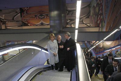 Esperanza Aguirre, Alberto Ruiz-Gallardón e Ignacio Echevarría (detrás), tras su llegada a la nueva estación de Alsacia.