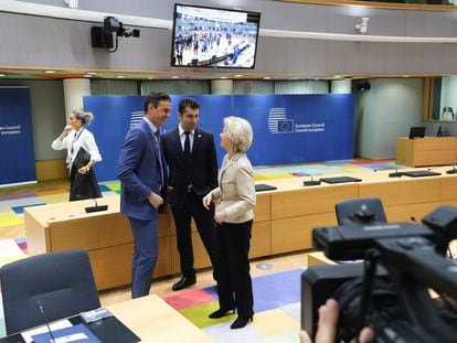 El presidente del Gobierno, Pedro Sánchez, con la presidenta de la Comisión Europea, Ursula von der Leyen, este martes en Bruselas.