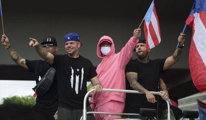 De izquierda a derecha, los cantantes Wisin, Residente, Bad Bunny y Nicky Jam, durante las protestas contra el gobernador Ricardo Rosselló en San Juan de Puerto Rico, el 25 de julio de 2019.
