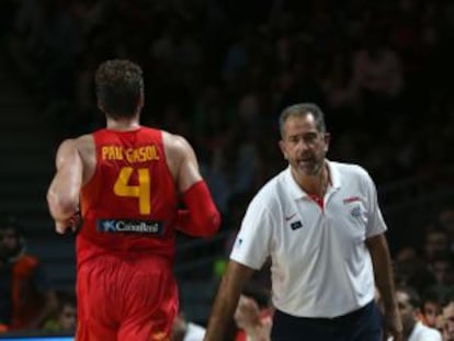 Juan Antonio Orenga recibe a Pau Gasol en el banquillo durante el partido ante Francia.