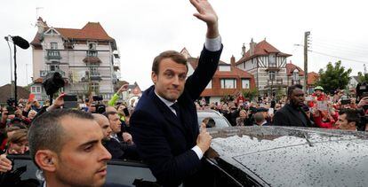 Emmanuel Macron, a la salida del colegio electoral donde ha votado.