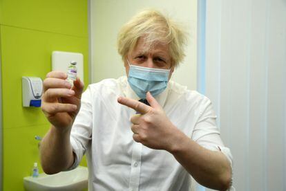 El primer ministro Boris Johnson en su visita a un centro de vacunación contra la covid el pasado febrero.