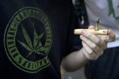 Un hombre fuma marihuana en una marcha frente al Palacio Legislativo en Montevideo a favor de la legalización de la marihuana, el 10 de diciembre de 2013.