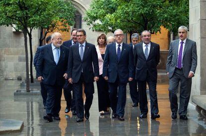 Artur Mas y miembros de las diputaciones catalanas, el d&iacute;a de la firma del convenio con la Agencia Tributaria de Catalu&ntilde;a en 2012.