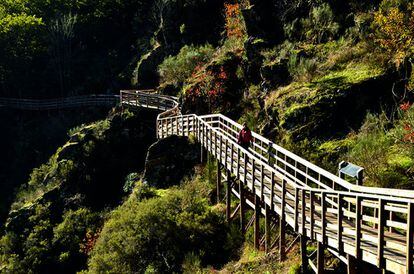 El último trecho del río Mao, afluente del Sil, es trepidante. Desciende unos 600 metros de desnivel en pocos kilómetros, formando rápidos y pequeñas cascadas por un serpenteante y estrecho valle. Una pasarela de madera suspendida a mitad de ladera acompaña, desde las alturas, tan trepidante discurrir hasta su desembocadura. El sendero (dos kilómetros de recorrido plano) parte de La Fábrica, una vieja central eléctrica convertida en albergue.