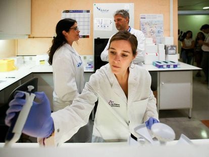 Investigadores en el hospital del Vall d´Hebron, en Barcelona.