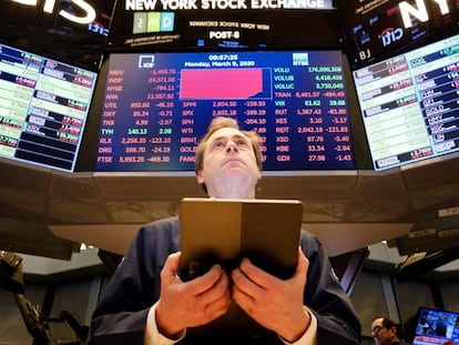 Un broker trabaja este lunes en la Bolsa de Wall Street, en Nueva York (Estados Unidos). 