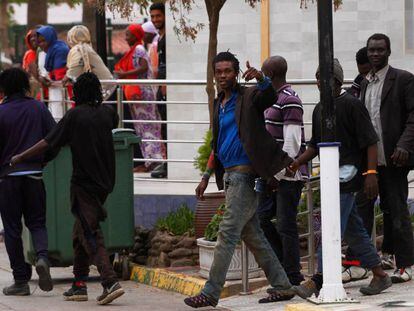 Varios de los migrantes que saltaron la valla.