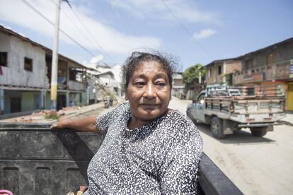 Flora Álvarez. 56 años. “Mi casa se quebró por el mitad y desde eso el cuerpo como que me tiembla”, dice esta mujer que vive en la primera línea de la playa. Ella, su esposo y otras 100 personas están en un albergue improvisado en la vía entre Pedernales y La Chorrera y se niegan a volver a sus casas.