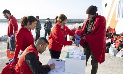 La Cruz Roja atiende a un inmigrante rescatado por la Guardia Civil a su llegada, este viernes, al puerto de Motril (Granada).