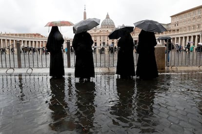 Un grup de monges, davant de la basílica de Sant Pere al Vaticà.