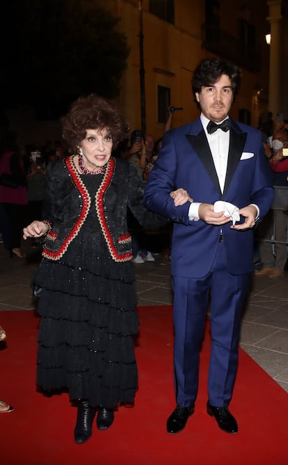 La actriz Gina Lollobrigida y su secretario Andrea Piazzolla, durante un estreno en Matera (Italia), en 2021.