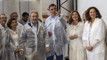 El presidente del Gobierno, Pedro Sánchez (en el centro), y, a su izquierda, la presidenta del Gobierno balear, Francina Armengol, en las instalaciones de la empresa Carob de Marratxí (Mallorca), este lunes.