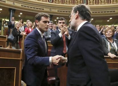 Albert Rivera y Mariano Rajoy se saludan tras la investidura. 