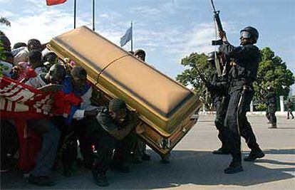 Policías haitianos disparan al aire para impedir que manifestantes se acerquen al palacio presidencial de Puerto Príncipe, el 16 de enero.