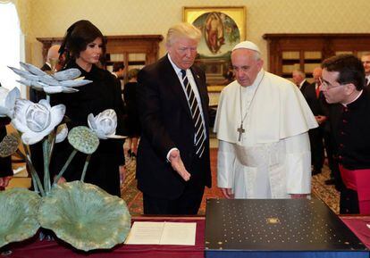 Después en la tradicional entrega de regalos, Donald Trump le dió un libro al papa Francisco.