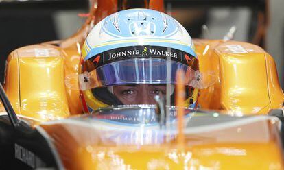 Fernando Alonso espera en su coche la clasificación.