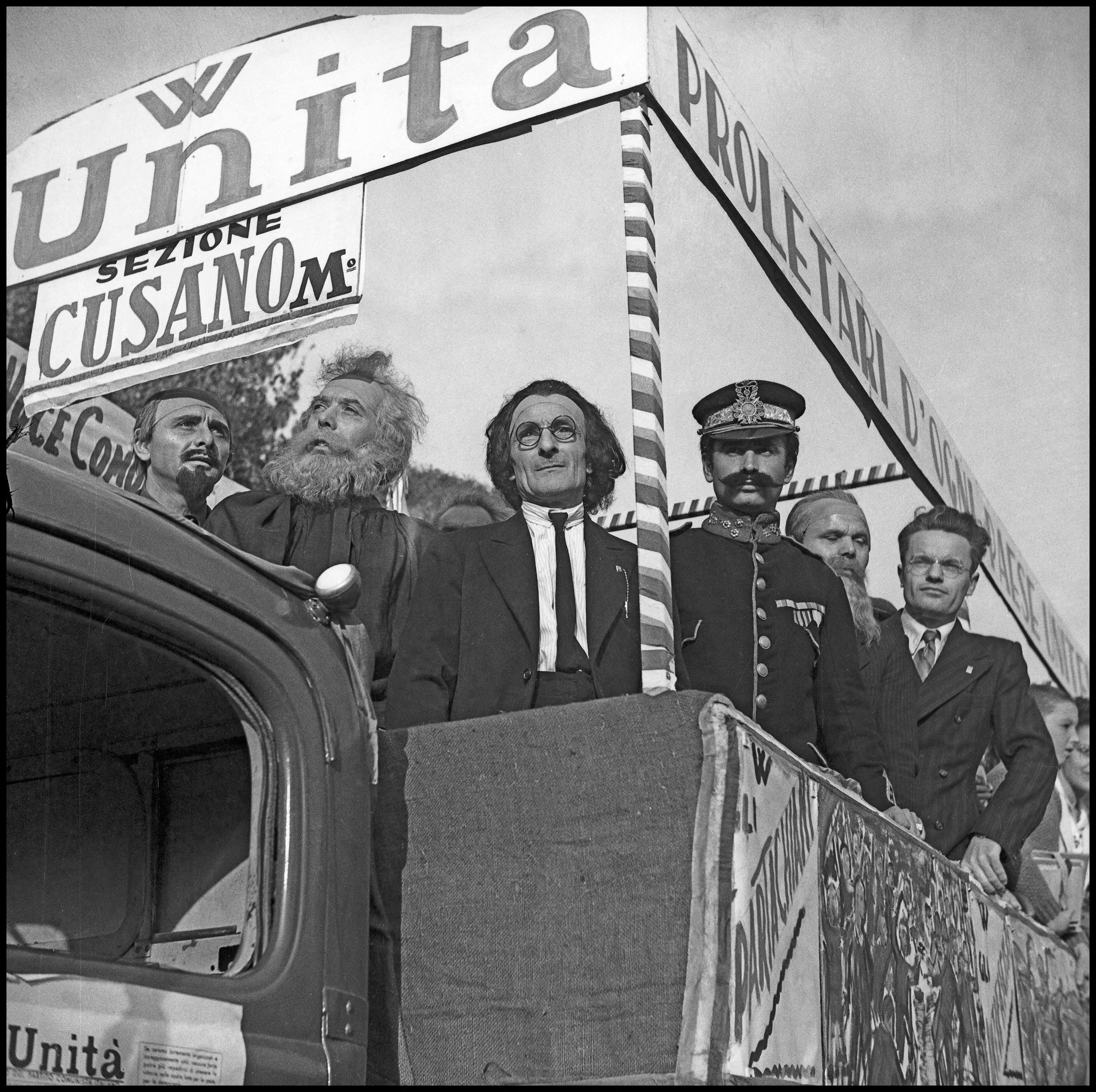 Militantes disfrazados de personajes históricos (entre ellos Marx y Gramsci) en una fiesta comunista en Monza en 1947. 