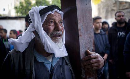 Un hombre contempla con los ojos empañados la demolición por la tropas israelíes de la casa familiar en Al Zawiya (Cisjordania).