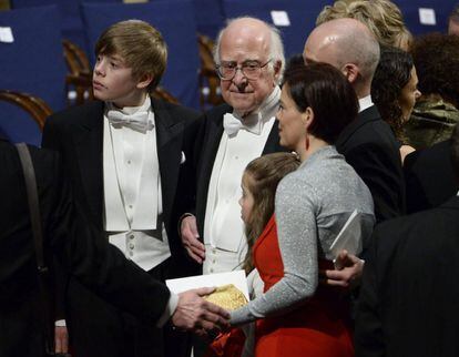El Premio Nobel de Física 2013 Peter W. Higgs (c) asiste junto a sus familiares a la ceremonia de entrega de los Premios Nobel.
