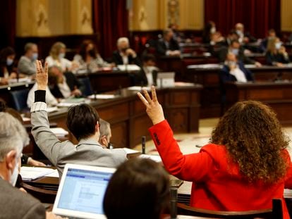Los grupos votan la ley de Educación autonómica en el Parlament de las Islas Baleares, en Palma de Mallorca, en febrero de 2022.