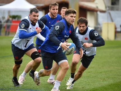 El apertura francés Matthieu Jalibert con el balón durante un entrenamiento con la selección de Francia antes del Sies Naciones, este miércoles.