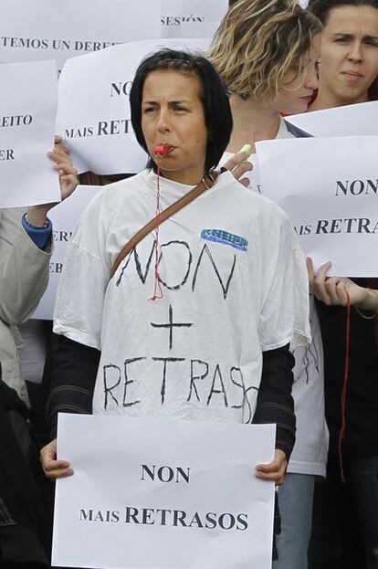 Protesta de opositores con plaza pero sin trabajo en San Caetano (Santiago de Compostela). En primer plano, Eva Álvarez
