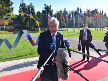 El comisario de Economía de la Comisión Europea, Paolo Gentiloni, a su llegada al Eurogrupo informal de Eslovenia.