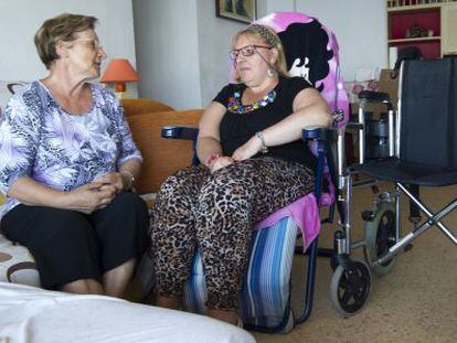 Felisa Pastor (izquierda) y su hija Pilar, en su casa del pueblo valenciano de El Puig.