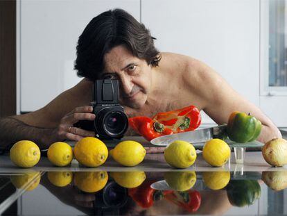 Gómez Pereira combina tres de sus aficiones: el desnudo, la cocina y la fotografía.